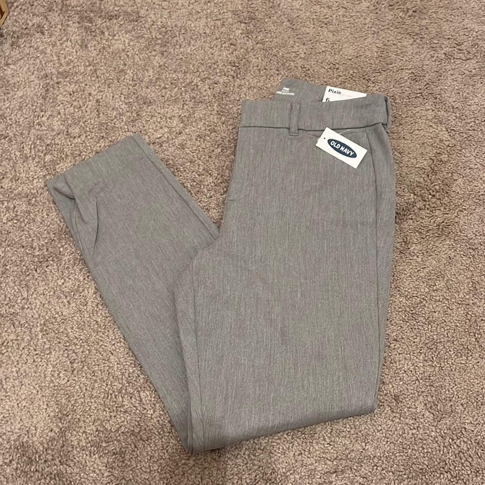 NWT Women’s Old Navy Gray Pixie Pants (size 6)